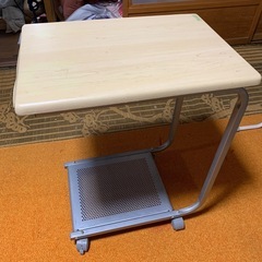 今月中です！　キャスター付き台の画像