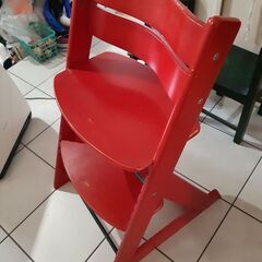 赤い椅子の画像