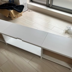 白のテレビ台の画像