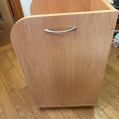 キャスター付き収納棚の画像