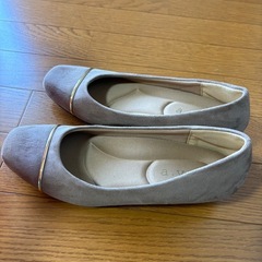 a.v.v. パンプス ベージュ ゴールドライン フラットシューズの画像