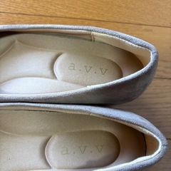 a.v.v. パンプス ベージュ ゴールドライン フラットシューズの画像