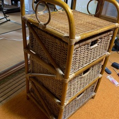 籐製ラックの画像