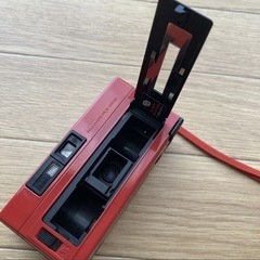 コンパクトフィルムカメラ FUJI フジ　ポケットフジカ　フラッシュ　オート　レッド　赤 の画像