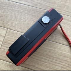 コンパクトフィルムカメラ FUJI フジ　ポケットフジカ　フラッシュ　オート　レッド　赤 の画像