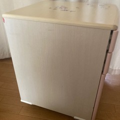学習机の下、収納の画像