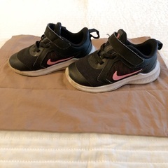 【NIKE】13cm  ブラック　スニーカー　700円の画像