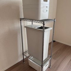 無印ゴミ箱+無印ボックスx3+収納台の画像