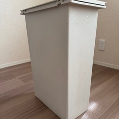 無印ゴミ箱+無印ボックスx3+収納台の画像