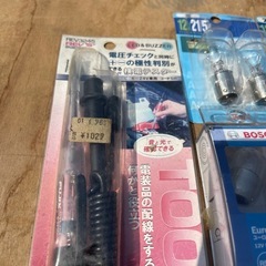 検電テスターと車のルームランプの電球
の画像
