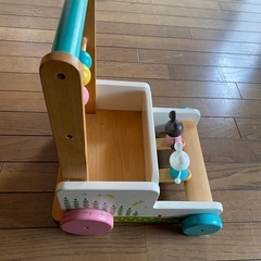 木製の押し車、木製の知育おもちゃ、ぬいぐるみの画像