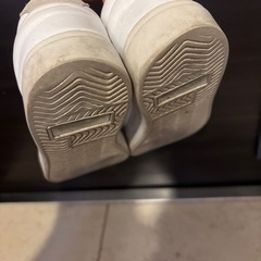 adidas スニーカー ホワイトの画像