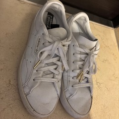 adidas スニーカー ホワイトの画像