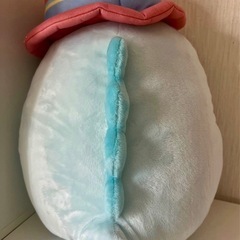 すみっコぐらしとかげ１番くじ帽子をかぶってお魚を持ったぬいぐるみの画像
