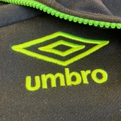 K2509-338 umbro パーカー フード付き Lサイズ ブラック 色あせ使用感有りの画像