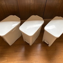 ペダル式ゴミ箱3個の画像