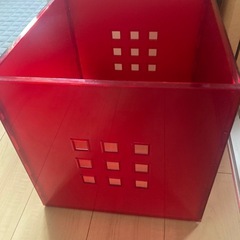 【差し色の赤がカワイイ収納BOX】の画像