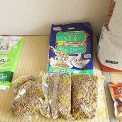 猫の餌、つめとぎ、デオトイレなど（中古）ばら売りokの画像