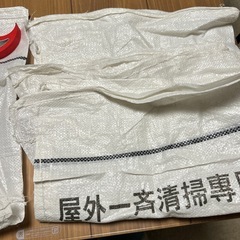 清掃用袋とドアストッパーとクリアファイル本の画像