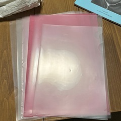 清掃用袋とドアストッパーとクリアファイル本の画像