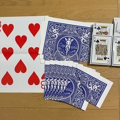 マジック用トランプ多種類と説明本とマジック用シルク2枚
の画像