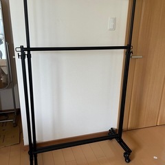 家具まとめ売り（デスク、ハンガーラック、ミラー）の画像