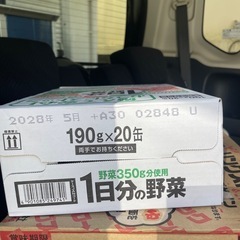 カップ麺、野菜ジュース、ペーパーの画像