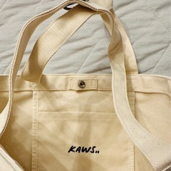 【KAWS】ユニクロUT×KAWS コラボ カウズ：サマー トートバッグ 限定 完売 レア ユニセックスの画像