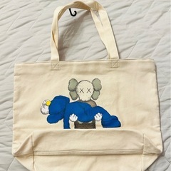 【KAWS】ユニクロUT×KAWS コラボ カウズ：サマー トートバッグ 限定 完売 レア ユニセックスの画像