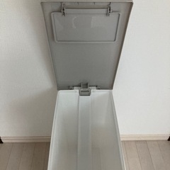 ペダル式ゴミ箱の画像