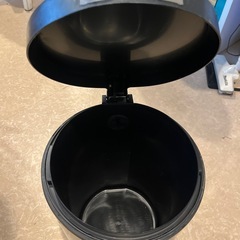 【9月29日まで値下げ】黒色　踏んで開ける楽ちんゴミ箱の画像