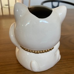 招き猫の貯金箱　陶磁器の画像