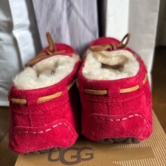 UGG モカシン　赤の画像
