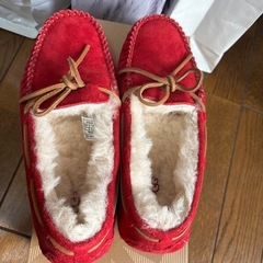 UGG モカシン　赤の画像