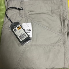 ジッパーポケット付きのベージュのRAW CARGOパンツ の画像