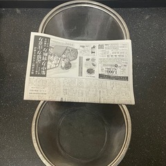 大きめのステンレス製の業務用ザルの画像