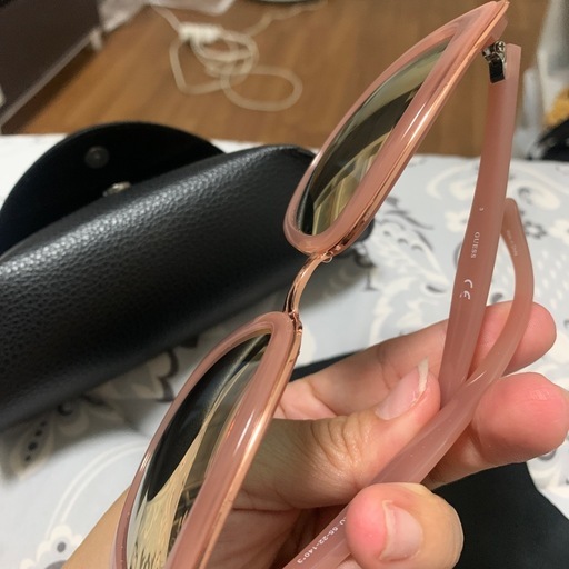 Guesサングラス
