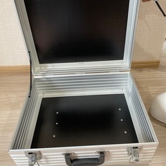 金属スーツケースの画像