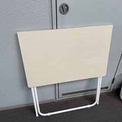 折りたたみテーブルの画像