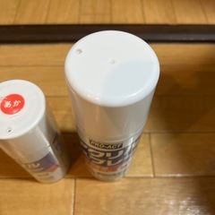 アクリルスプレー(白・赤)の画像