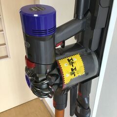 🍀【稼働美品】daison「ダイソン」コードレス掃除機　V8 セット「fluffy」管理No8の画像
