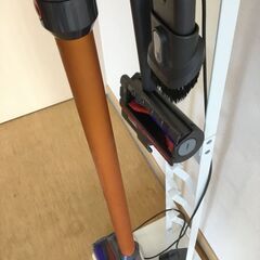 🍀【稼働美品】daison「ダイソン」コードレス掃除機　V8 セット「fluffy」管理No8の画像