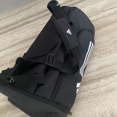 adidas ブラック ボストンバッグの画像