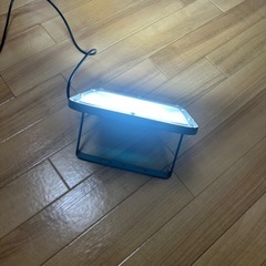 【受付終了】LED投光器　屋外　防水　100W 13000lmm タブレットすたスタンドの画像