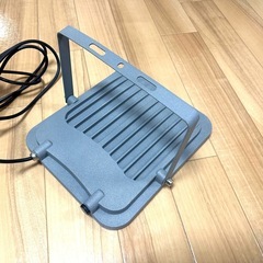 【受付終了】LED投光器　屋外　防水　100W 13000lmm タブレットすたスタンドの画像