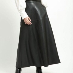 Ray BEAMS 黒フェイクレザーロングスカート　Aラインの画像