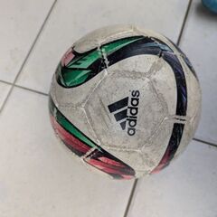 サッカーシューズとボールの画像