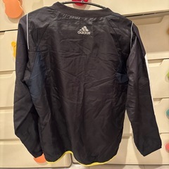 adidasウィンドーブレーカーの画像