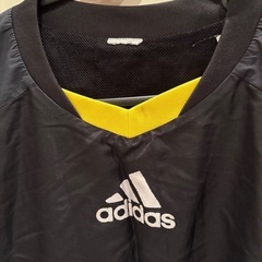 adidasウィンドーブレーカーの画像