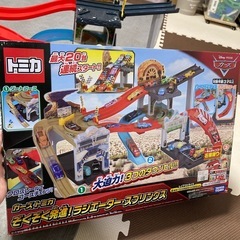 トミカ　カーズ　レースコース　の画像
